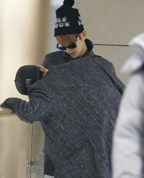 吴世勋前排吃瓜,揭秘明星幕后趣事