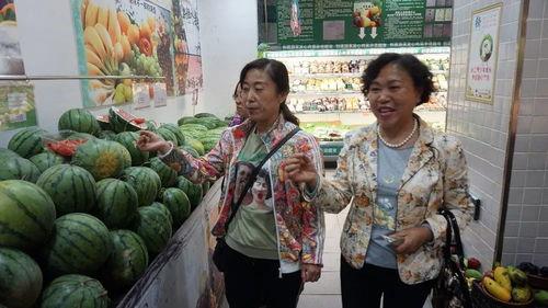 看超市监控吃瓜,超市偷吃事件揭秘